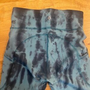 Lululemon size 4 women’s blue tie-dye leggings